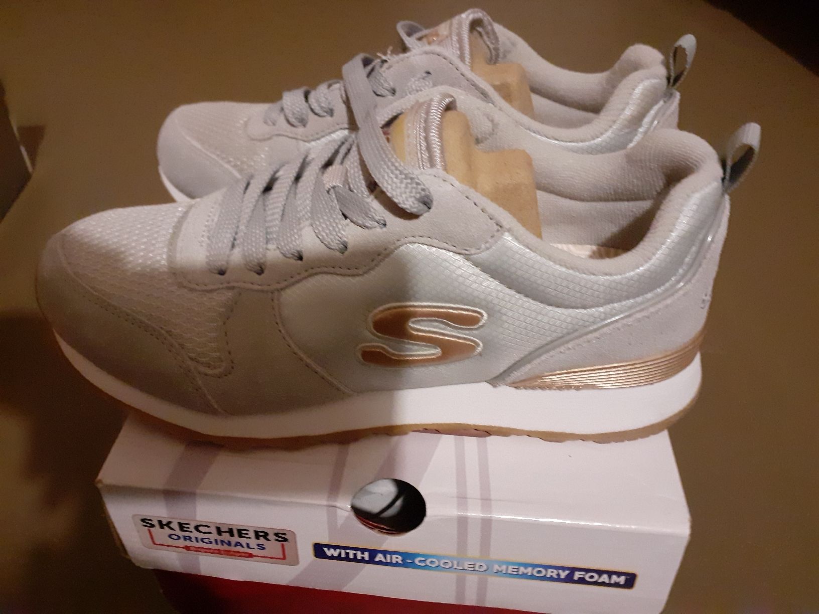 Skechers Scarpe da donna: Neue Skechers Sneaker, hellgrau, Grösse 36 – Nuovo (secondo la descrizione) da Zürich venduto da zurclich 2