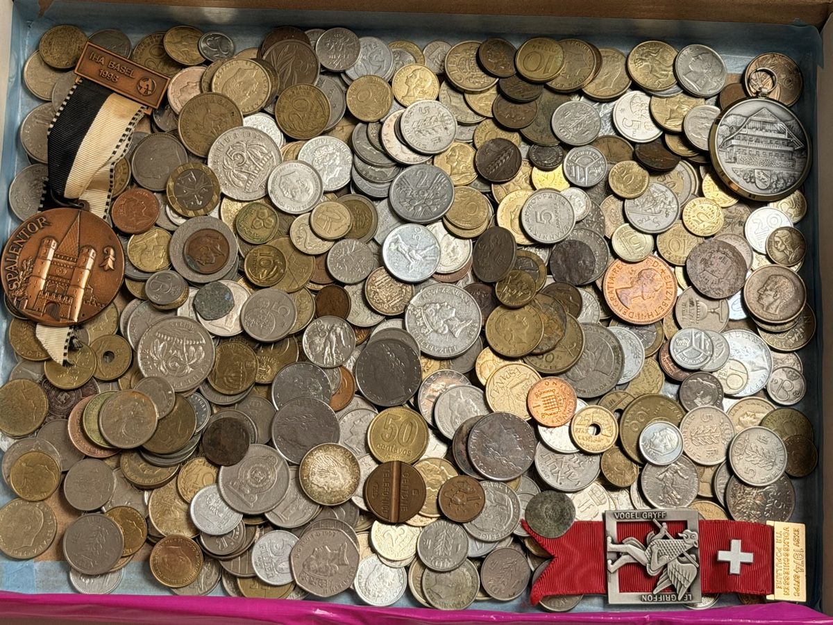 Tutti le monete: Monnaie du monde divers 3kg  – Usato da La Tour-de-Trème venduto da Ahamaya