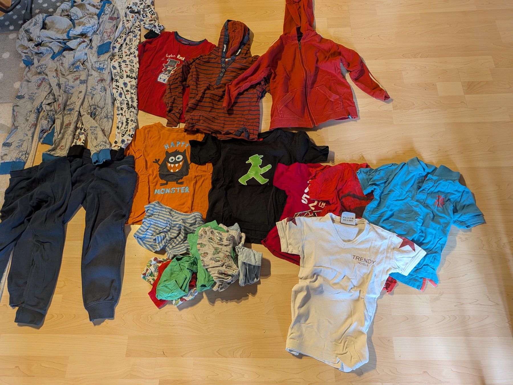 Ensembles coordonnés: Kinderkleidung Paket 122/128 gebraucht – D'occasion à Einsiedeln par Nadin27