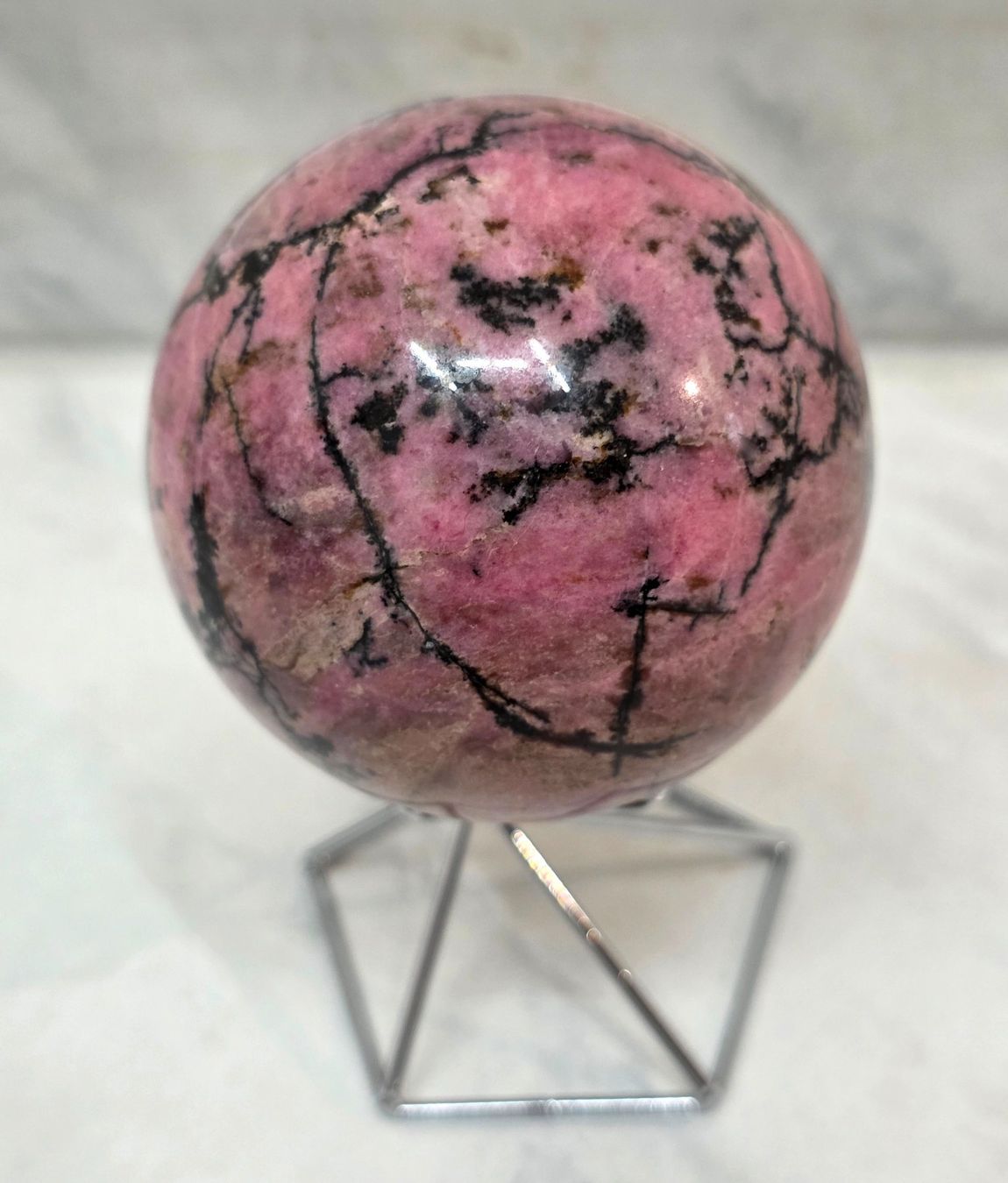 Mineralien & Heilsteine: Rhodonit Kugel 63mm 460g – Neu und originalverpackt aus Matzingen von Shay_Crystalz