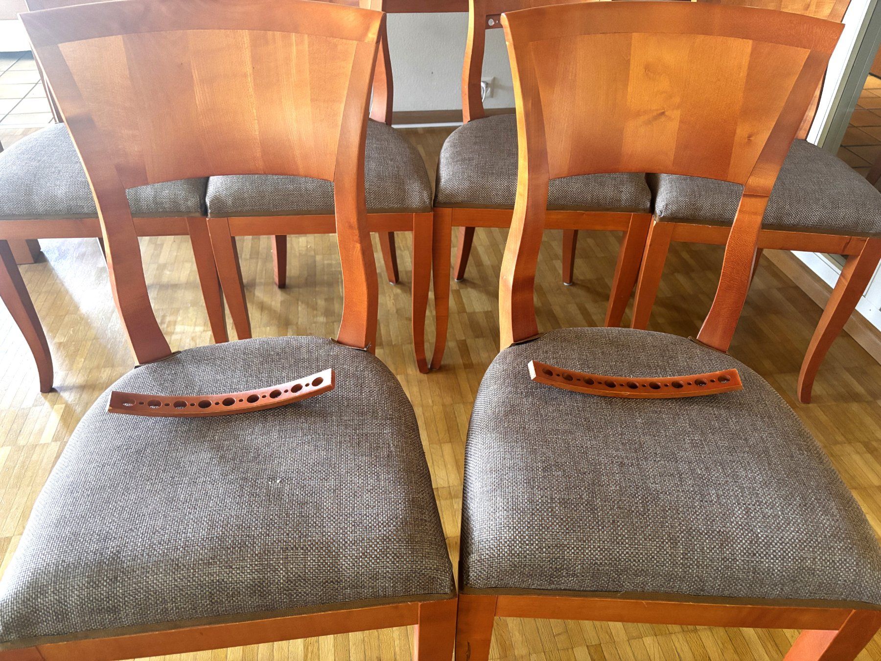 Set de table et chaises: Esstisch-Set Kirschbaumoptik, 220cm, 8 Stühle – D'occasion à Basel par Britt_D 4