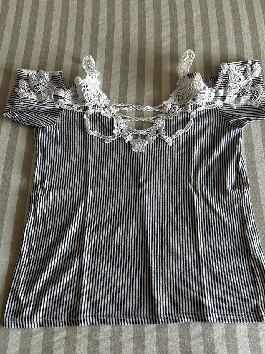 T-Shirts: Damen Top gestreift mit Spitze Grösse 38 – Gebraucht aus Salenstein von Silly...0