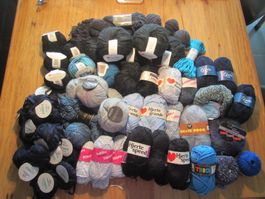 Woll Reste blau / schwarz meist ganze Knäuel über 3 Kg / 9