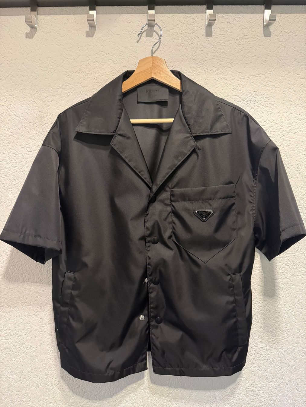 Prada Hemden: Prada Re-Nylon Shirt Black – Neu (gemäss Beschreibung) aus Spiez von vvo_627h