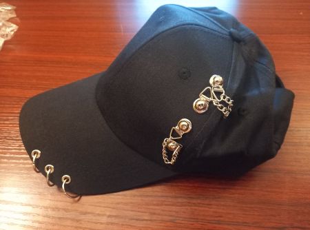 Schwarze Kappe mit Ketten und Punk Ringen - Casquette