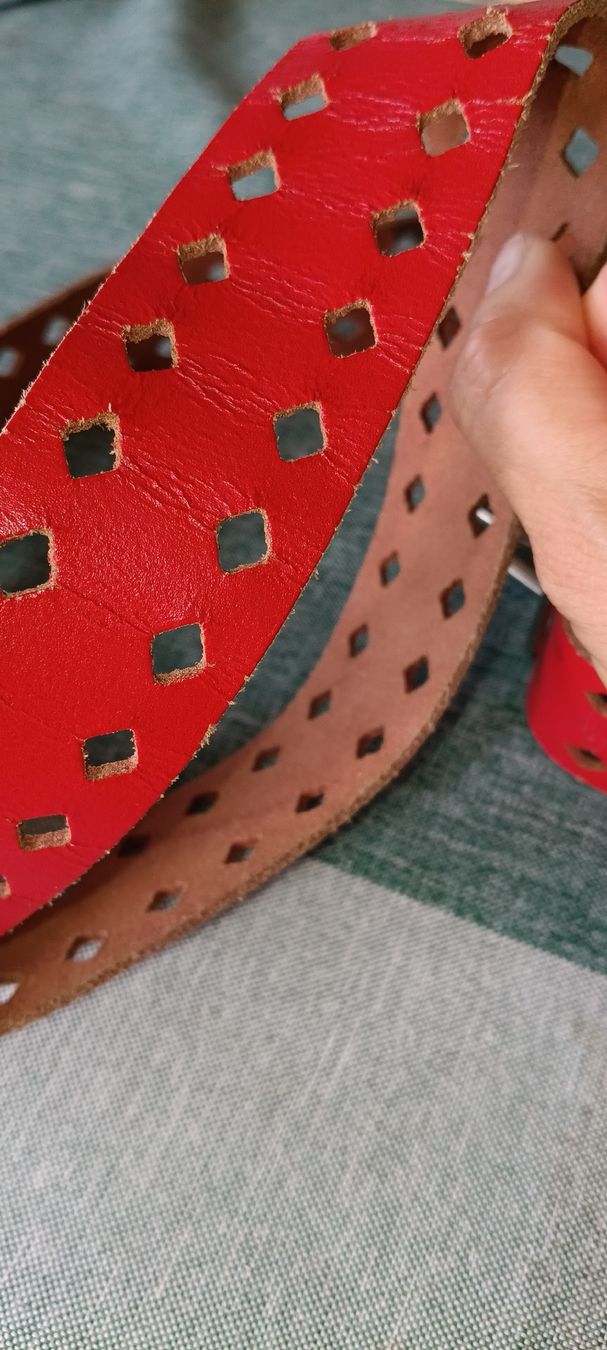 Ceintures: Red Leather Belt With Diamond Cutouts  – D'occasion à Zürich par cat_9cvz 2