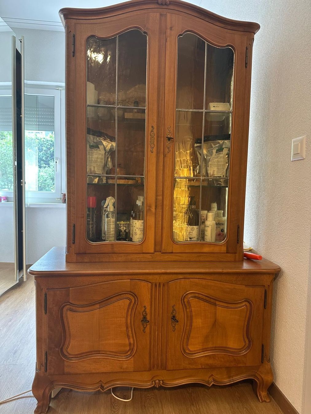 Vetrine: Vitrinenschrank Nussbaum mit Unterteil gebraucht – Usato da Laufenburg venduto da pat_7wfr