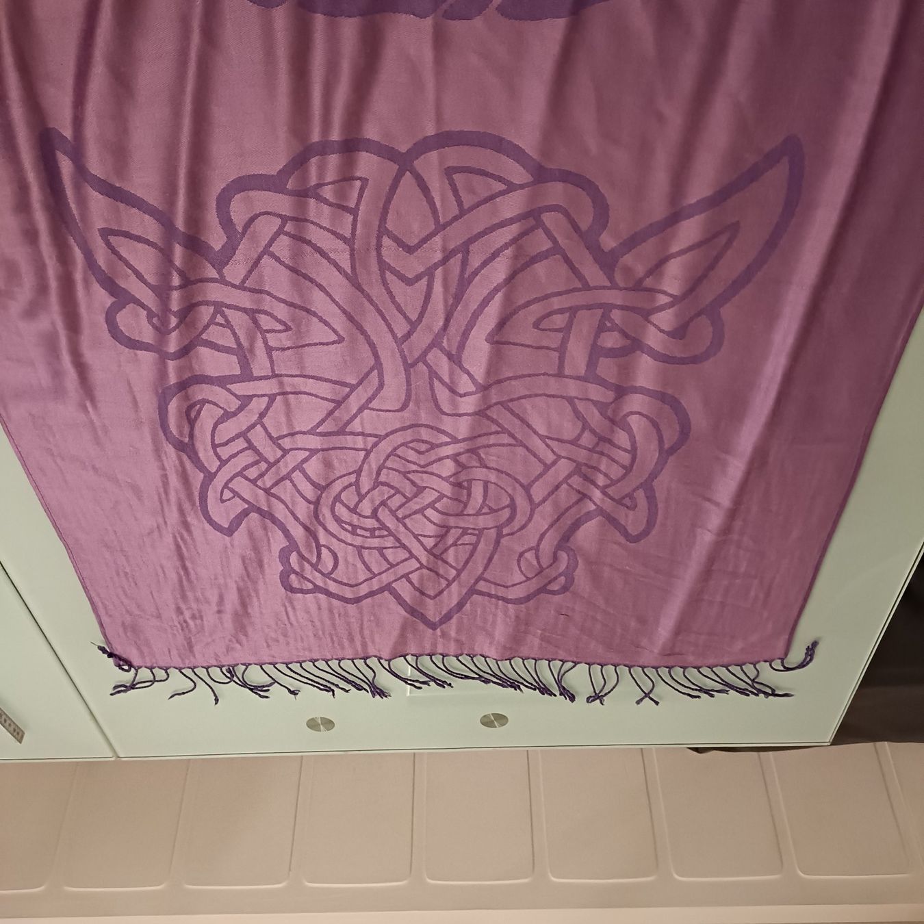 Foulard & Sciarpe: Lilafarbener Schal mit keltischem Muster – Nuovo (secondo la descrizione) da Sitterdorf venduto da imsis 2