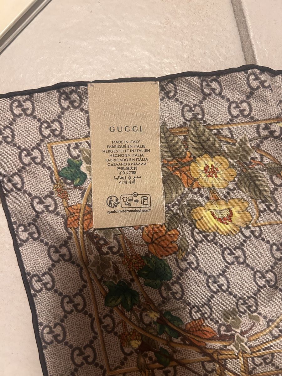 Gucci Foulard & Sciarpe: Gucci Seidentuch mit Blumenmuster, neu! – Nuovo (secondo la descrizione) da Zürich venduto da Elizabeth_2652 3