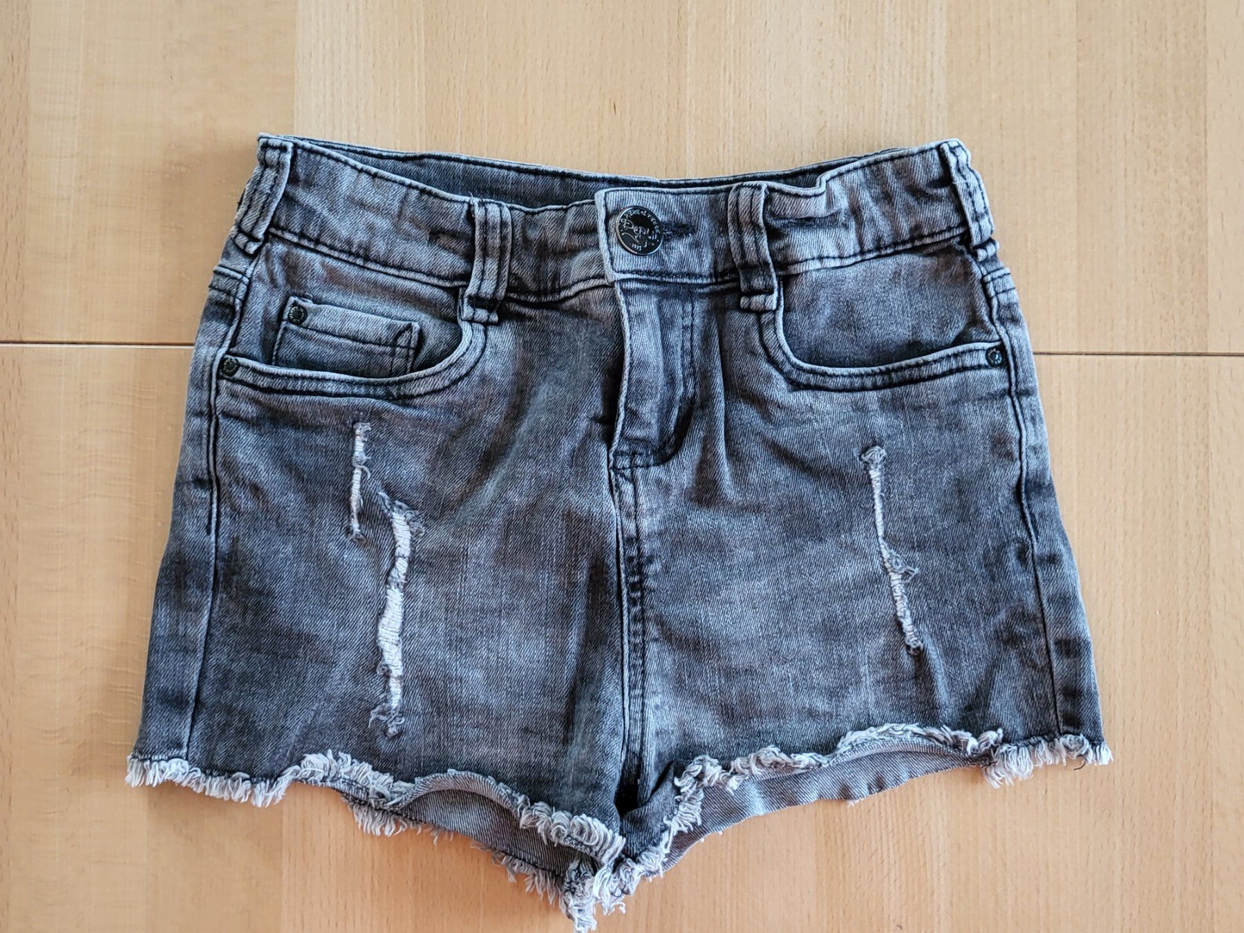 Pantaloni: Kurze Jeans Gr. 134 – Usato da Dürrenäsch venduto da DanaW01