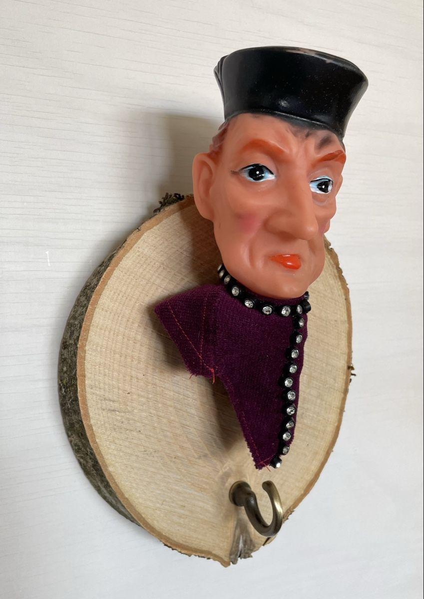 Guardaroba: Garderobe mit Kasperli Figur – Usato da Zürich venduto da Refereefair