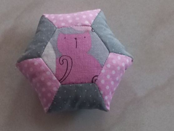 Cuscini: Süsse Katzen Nadelkissen, Handarbeit, Patchwork – Nuovo e nell'imballaggio originale da Winistorf venduto da acreativ2