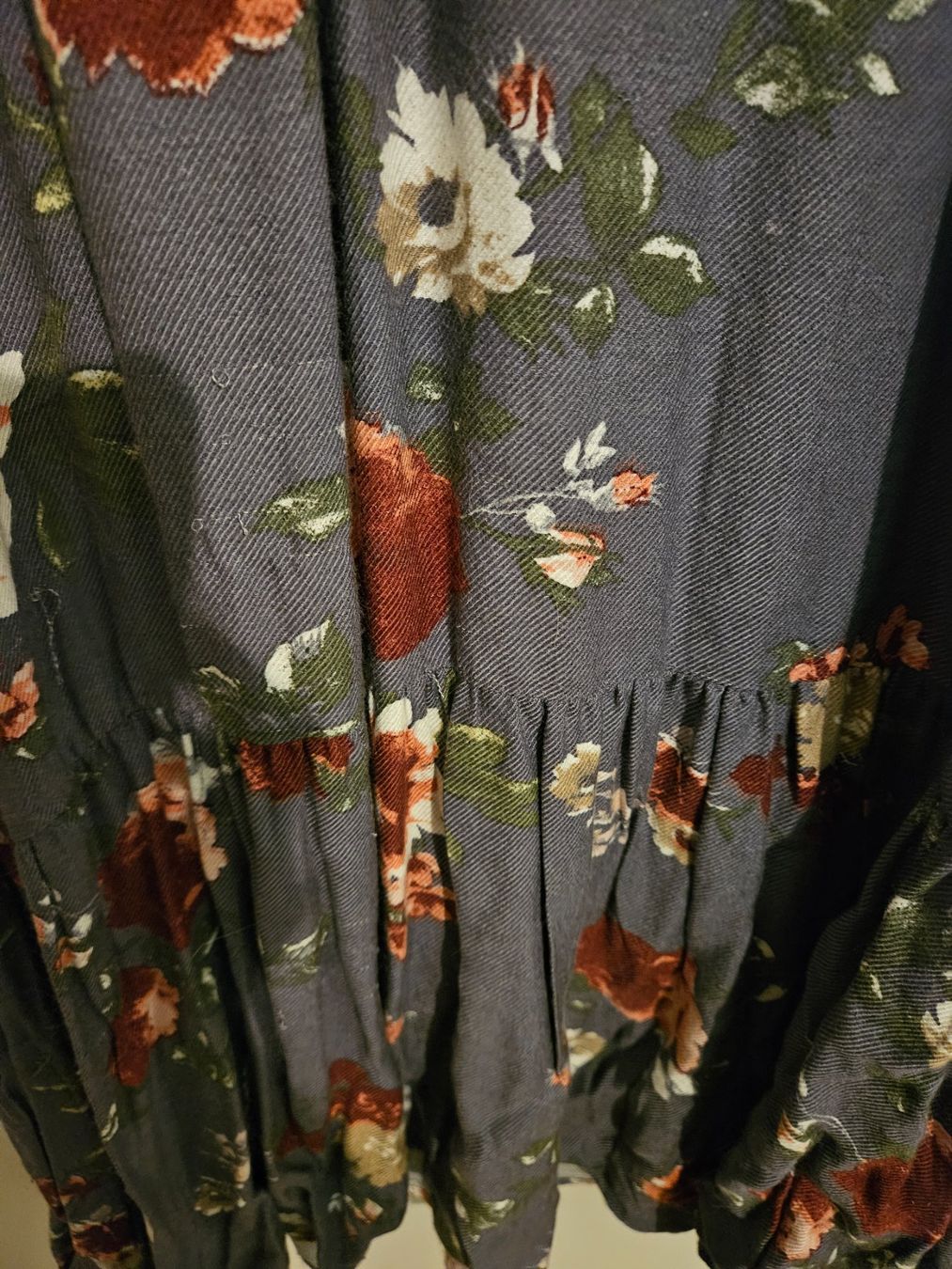 Vestiti: Herbstkleid Blumenmuster Rüschen Gr. XL dunkelgrau Midi e... – Nuovo (secondo la descrizione) da Sennhof (Winterthur) venduto da HG2019 3