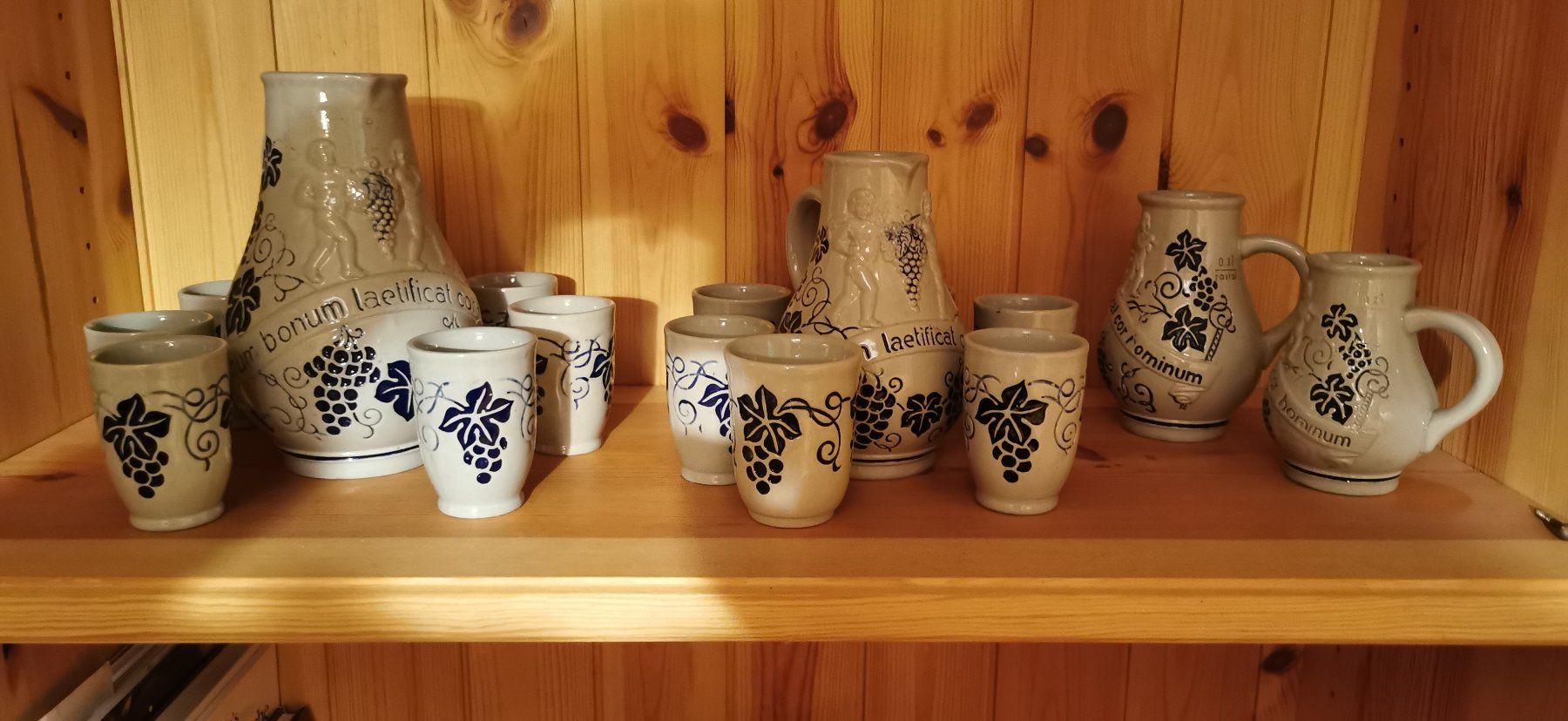 Set di piatti: Tonkrüge und Becher mit Dekor – Nuovo (secondo la descrizione) da Sulzbach venduto da piz_25nr