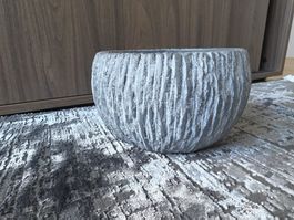 Grauer Übertopf mit Struktur - Zeitlos schönes Design!