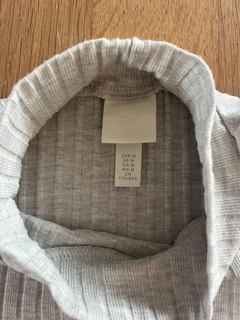 H&M Maglioni & Felpe: Pullover H&M Rippen Stehkragen Grau – Usato da Laupen BE venduto da lee_ym6v 2