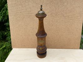 schöner Vintage Salzstreuer aus Holz