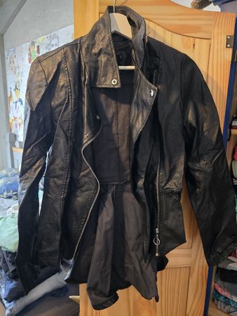 Coole schwarze Kunstlederjacke, Grösse M - Top Zustand!