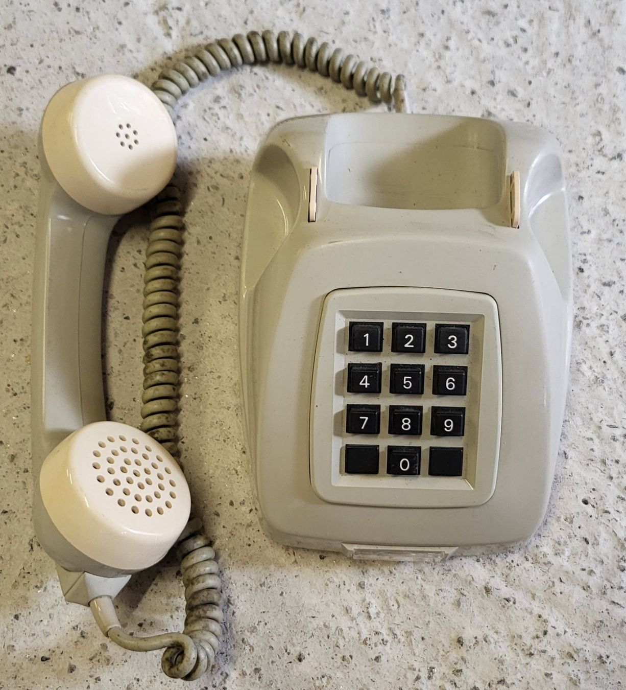 Telefoni: Telefono da tavolo a tasti mod. 70 – Usato da Villa Bedretto venduto da Custa 1