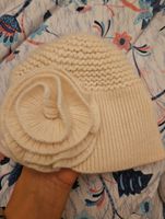 Elegante Wintermütze mit Blume, neuwertig