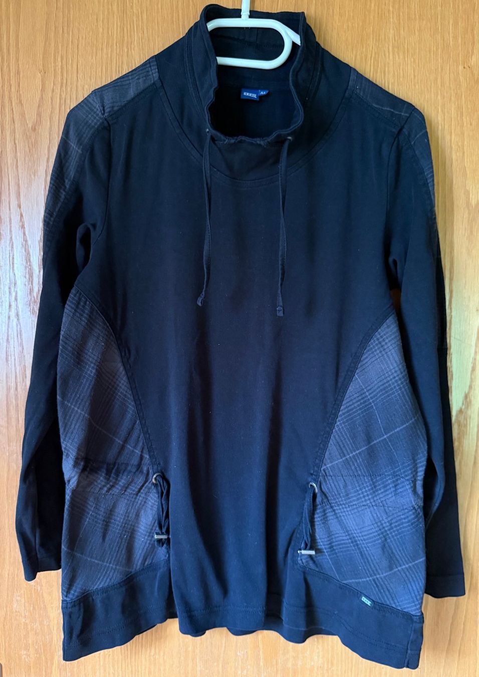 Maglioni & Felpe: Pulli Celil schwarz mit grauen Einsätzen – Usato da Zäziwil venduto da kreative-ideen