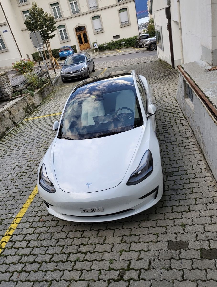 Tesla Autos: Tesla Model 3 Standard Range Plus LFP - 09/2021 – D'occasion à vevey par Leg_isa_transports 4