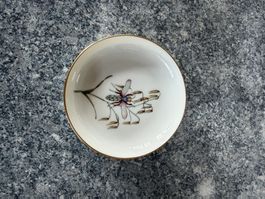 Untertassen mit Blumenmotiv und Goldrand