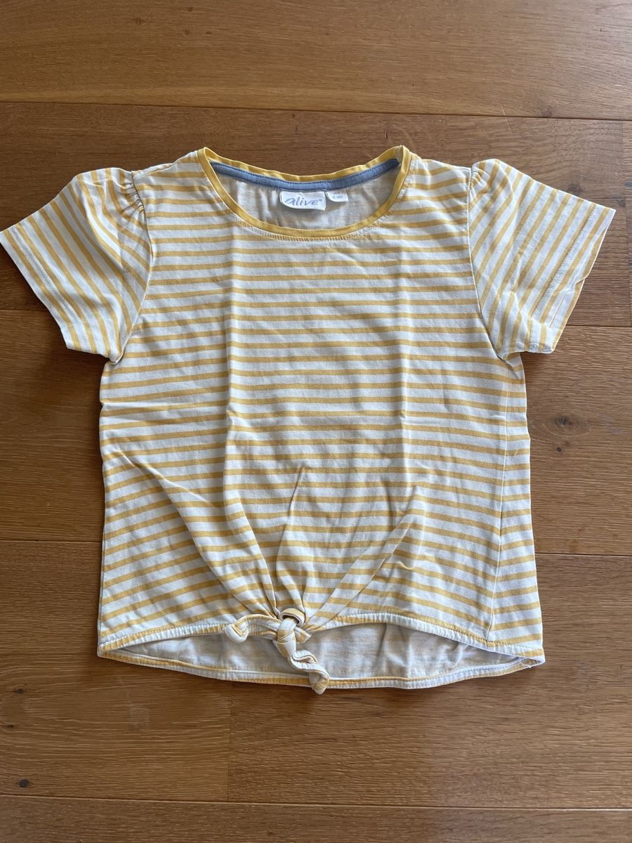 Blusen, T-Shirts & Tops: TShirt / Shirt – Gebraucht aus Aarwangen von erd_ngx8