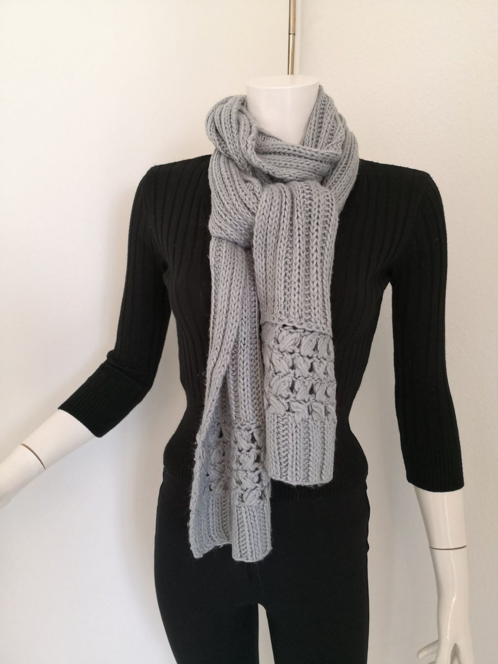 Foulard & Sciarpe: 🤩STRICK-SCHAL HELLGRAU MIT MUSTER – Usato da Olten venduto da Naja-Twins-Twins 2