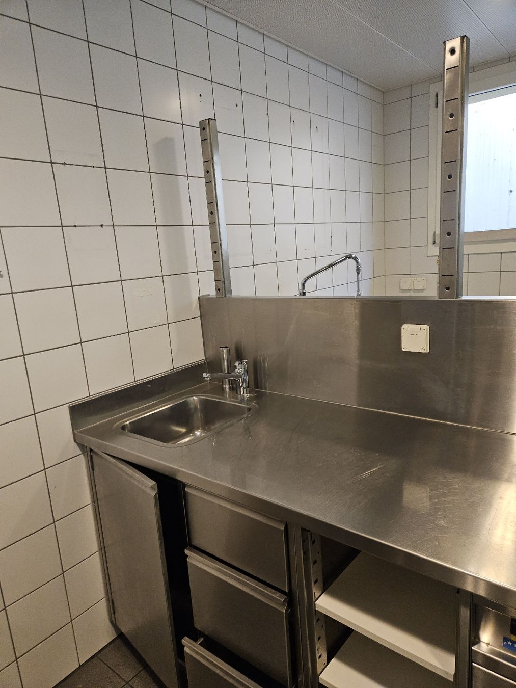 Komplettküchen: Arbeitskorpus kalte Küche Gastro – Gebraucht aus Morschach von Hanswi