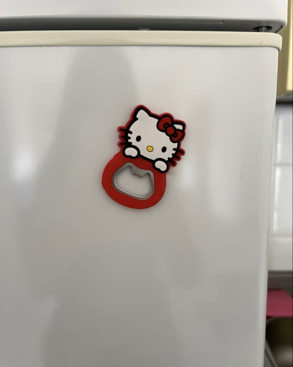 Magnete: Süsser Hello Kitty Flaschenöffner Magnet – Neu und originalverpackt aus Meggen von Atw_22_E