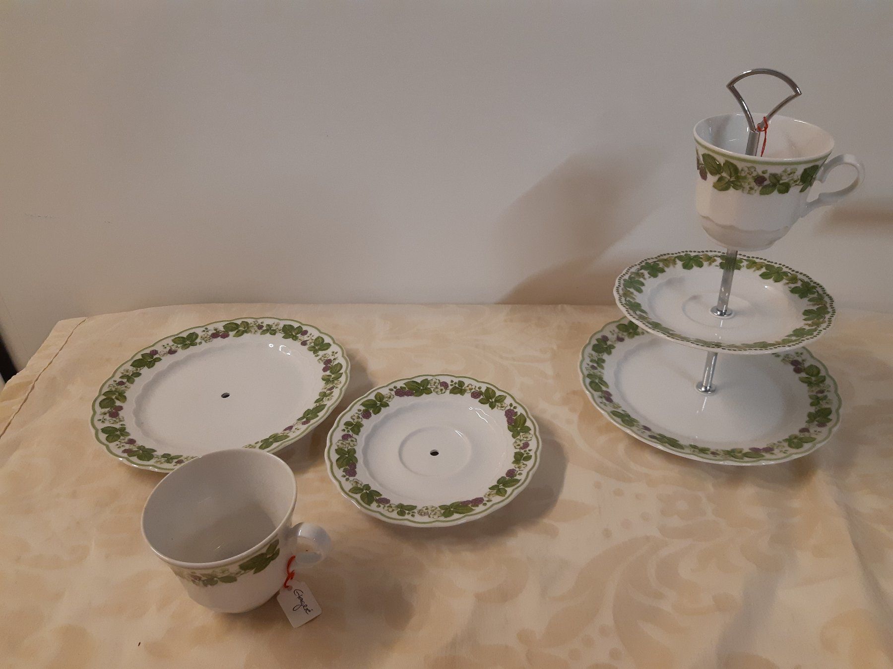 Piatti di portata: verschiene farbige Etagere – Usato da Studen SZ venduto da Handwerkstatt9698 2