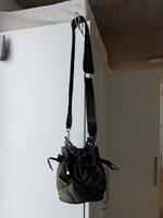 Olivgrüne Bucket Bag mit breitem Schulterriemen & Kette