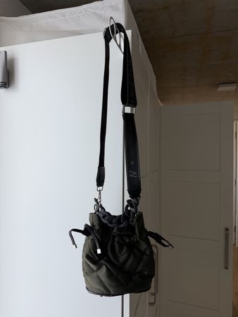 Olivgrüne Bucket Bag mit breitem Schulterriemen & Kette