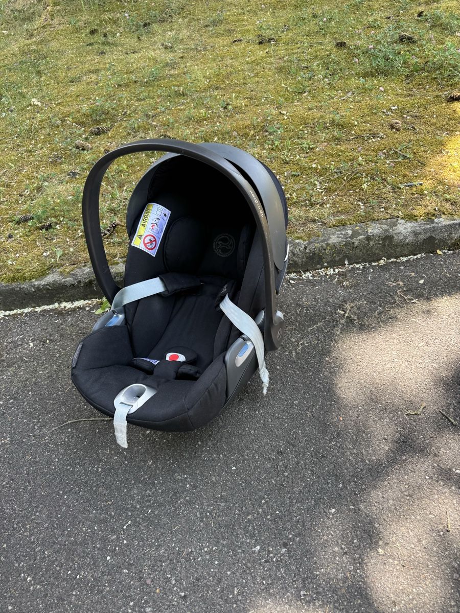Cybex Sièges auto: Cybex Babyschale mit Isofix-Station 360° – D'occasion à Dübendorf par adb90