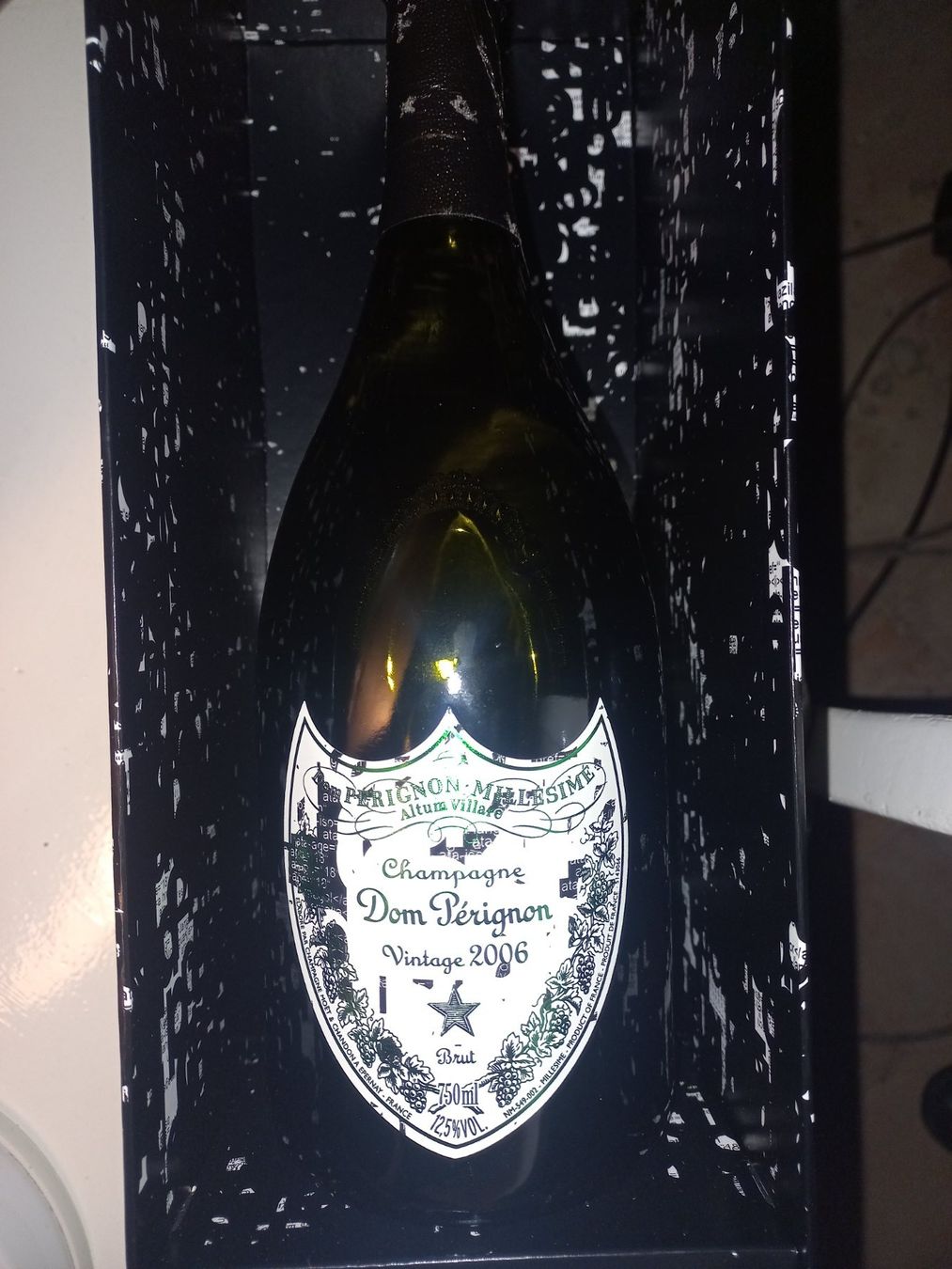 Dom Pérignon Bevande alcoliche: Dom Perignon Limited Edition by Michael Riedel Brut – Nuovo (secondo la descrizione) da St. Gallen venduto da DiesundDas. 1