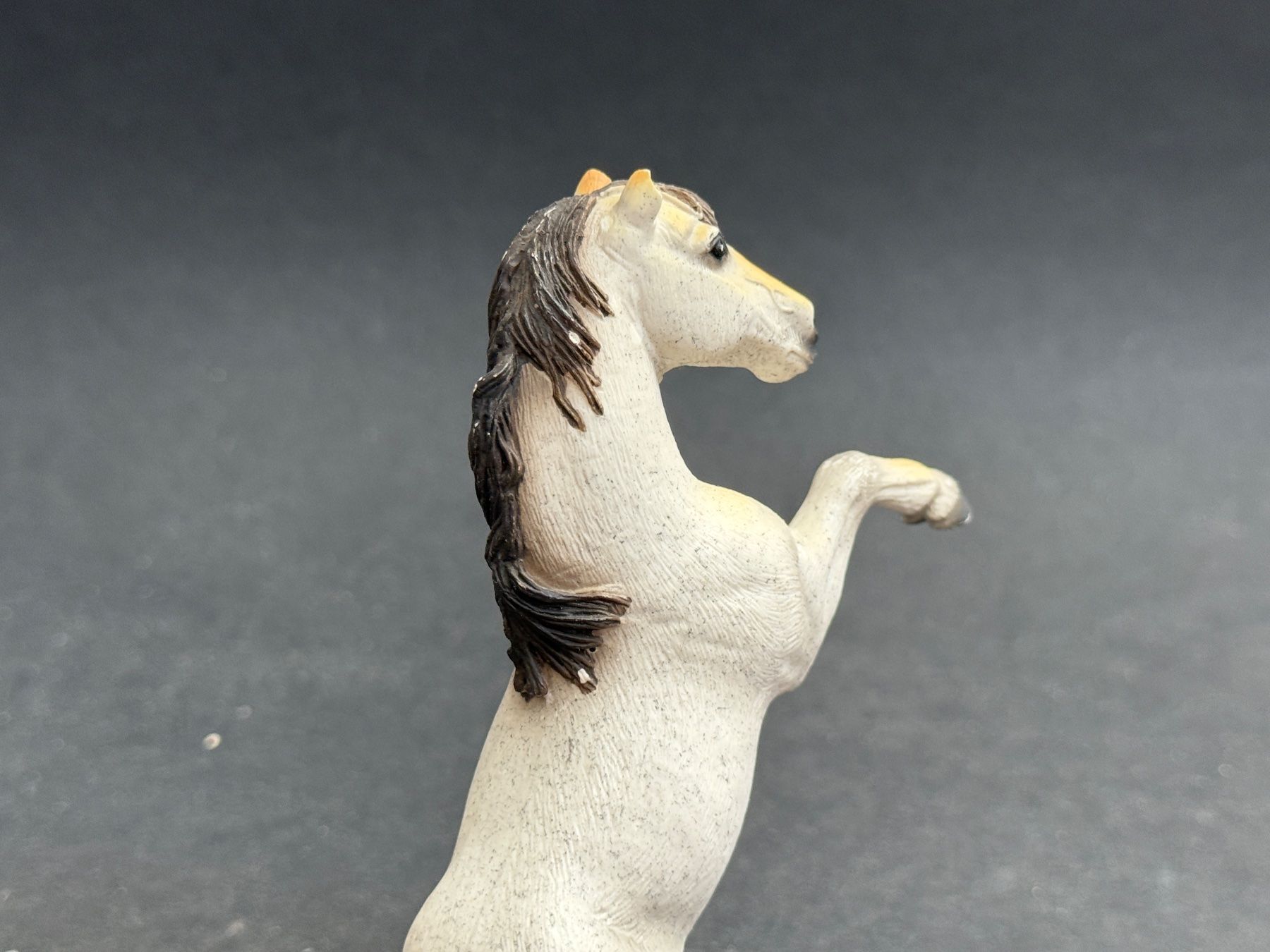Schleich Statuette: Schleich Mustang Hengst stehend Pferd steigend – Usato da Ennetbaden venduto da mapa05 5