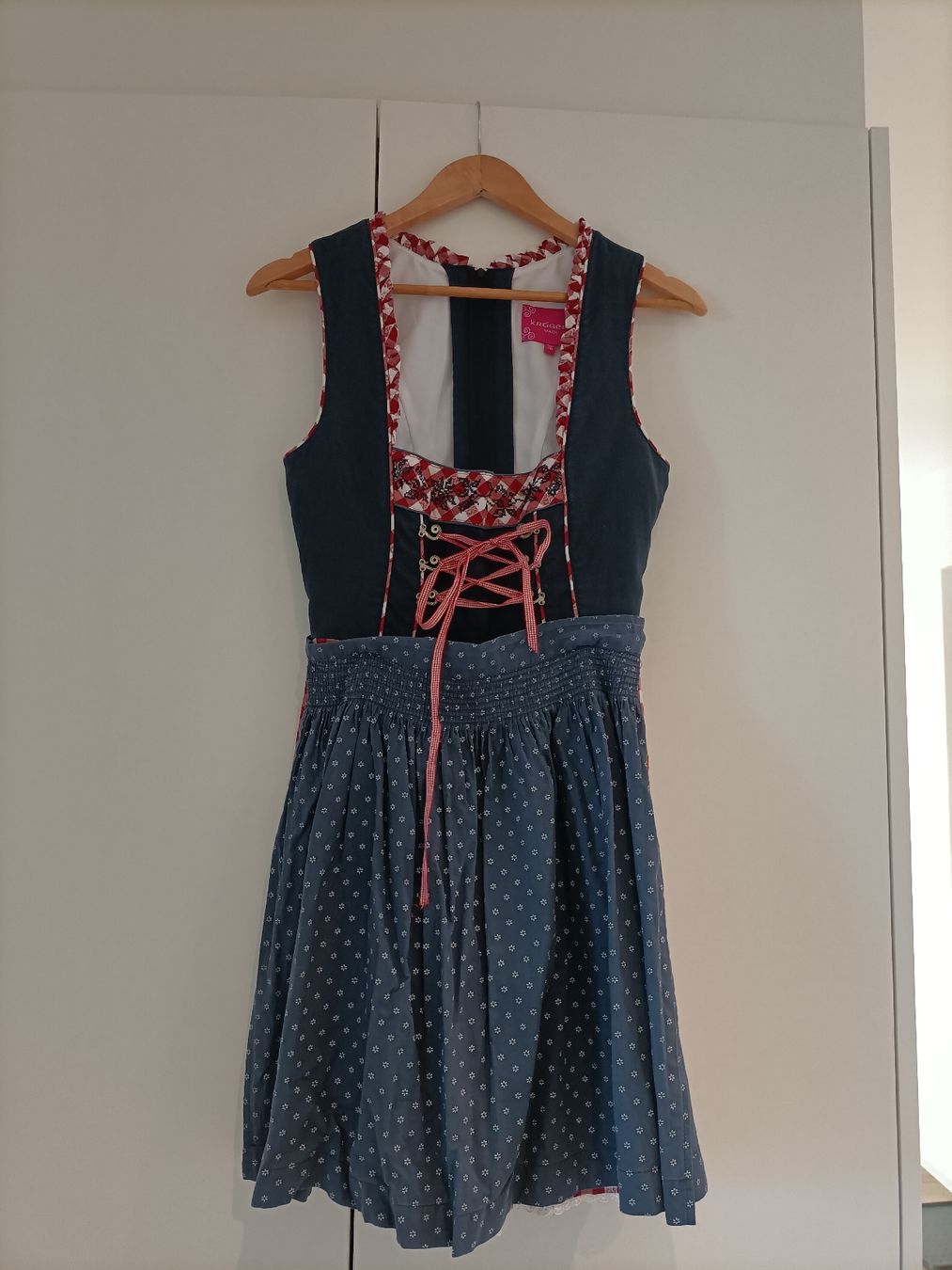 Costumi: Dirndl Krüger Madl mit Bluse Grösse 36 – Usato da Egnach venduto da TTLL 2