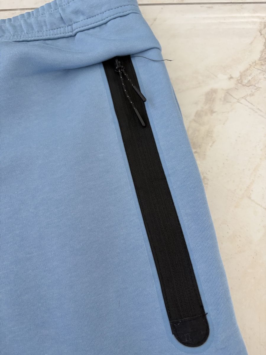Nike Pantaloni: Nike Tech Fleece Shorts - Gebraucht – Usato da Bronschhofen venduto da elvis75. 3