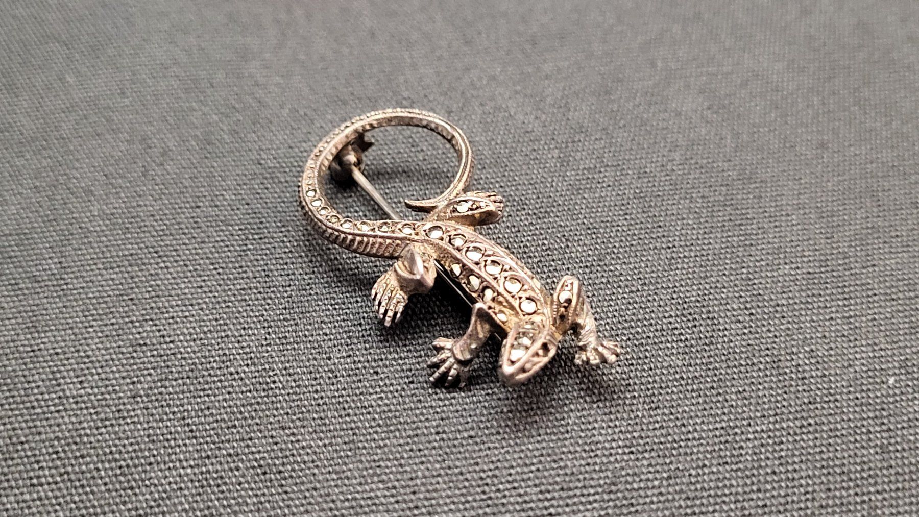 Broches & Aiguilles: Silber-Eidechsenbrosche mit Markasiten – D'occasion à Basel par spinne02 2