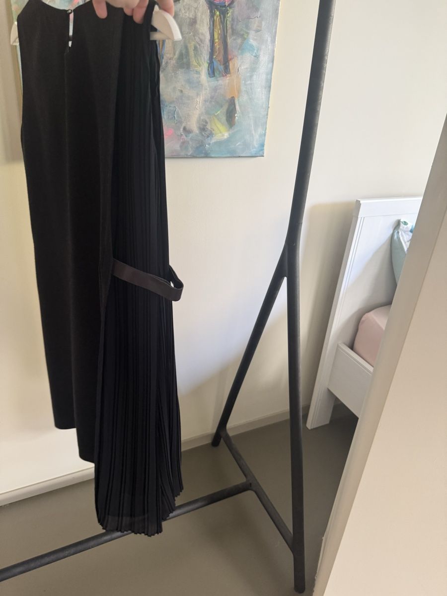 Vestiti: Black Pleated Business Dress – Usato da Zürich venduto da alieacelina 1