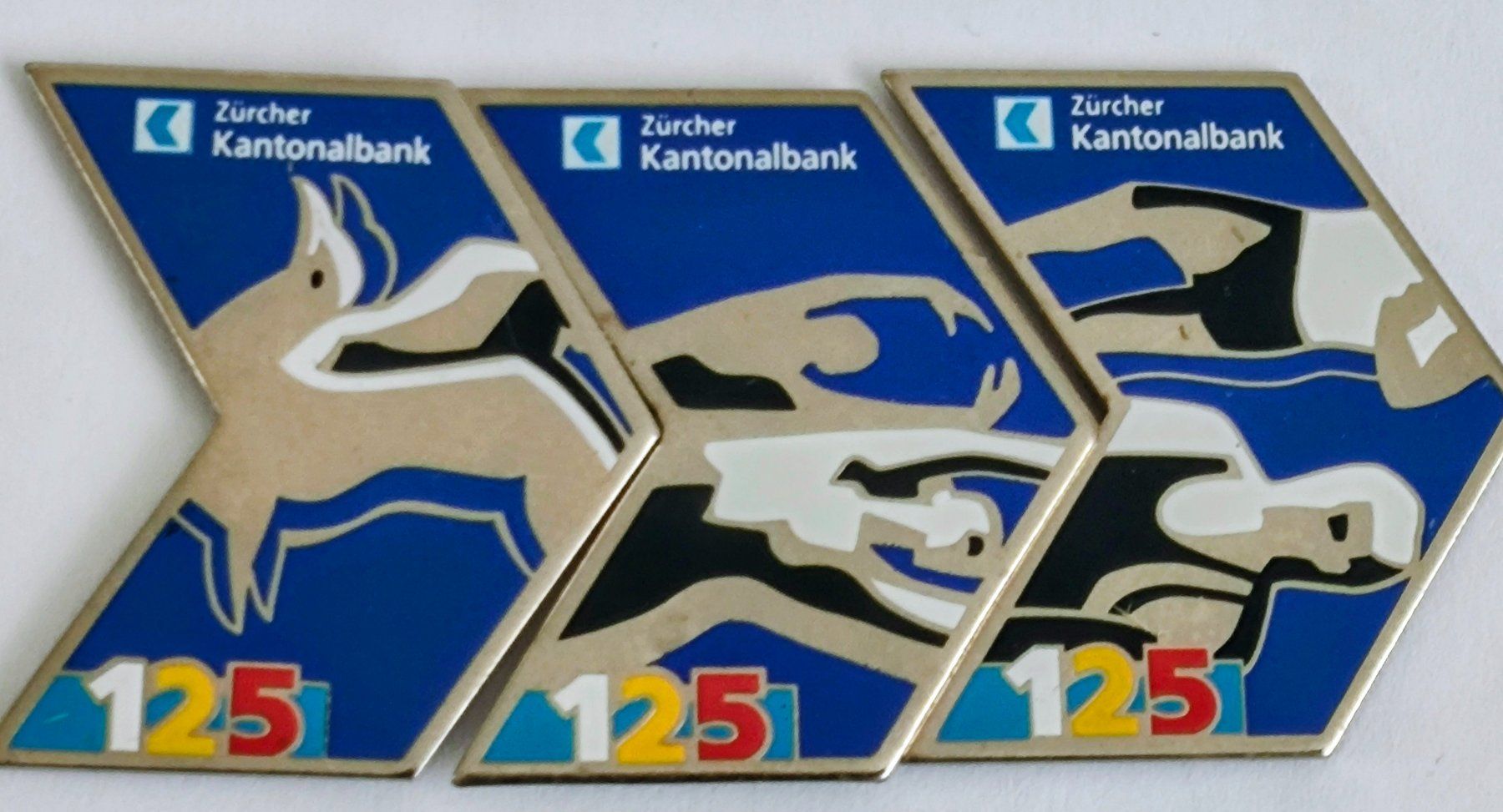 Placchette & Badge: 3   Pins Zürcher Kantonalbank – Usato da Pfäffikon ZH venduto da Colacity