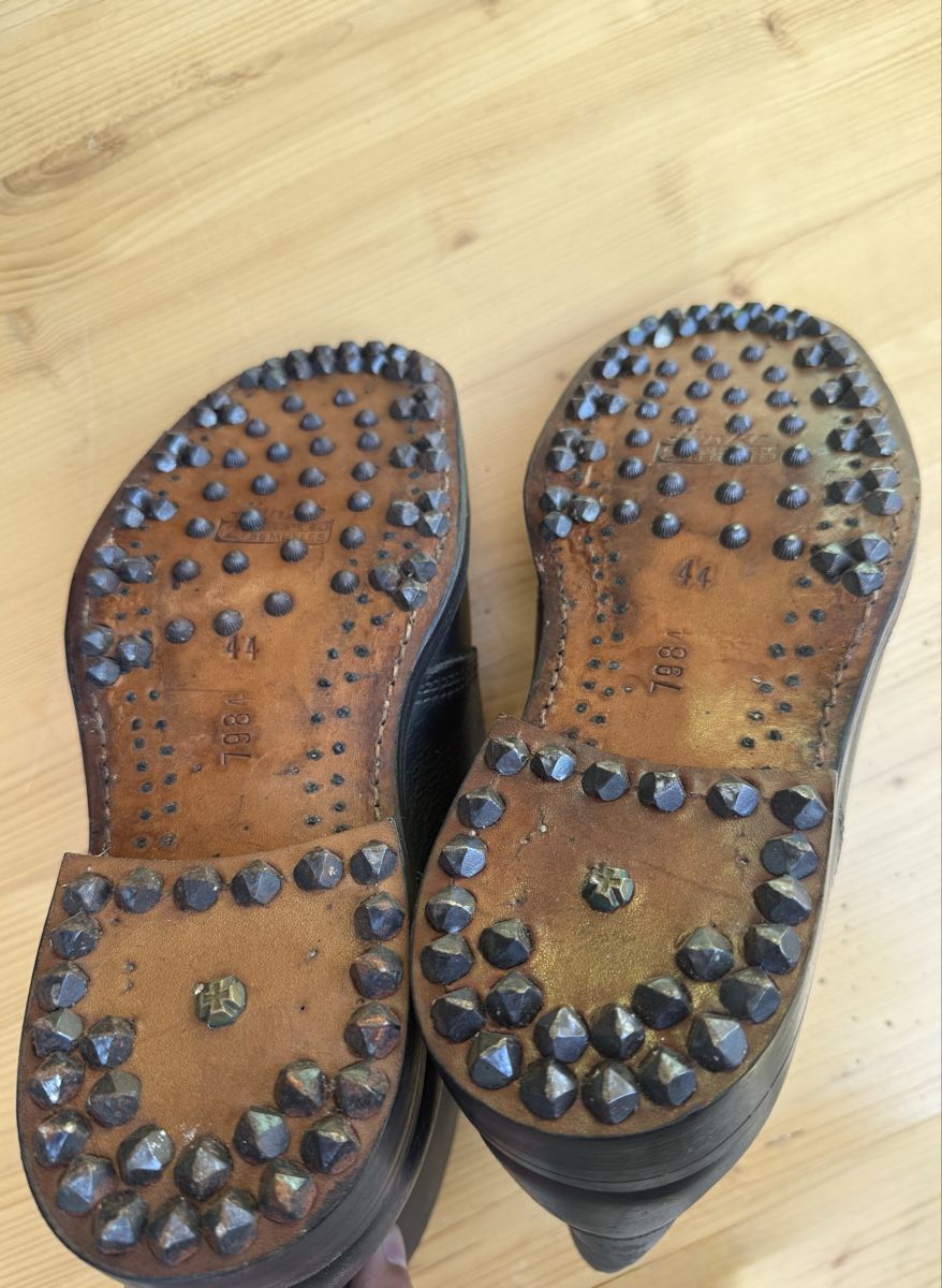Chaussures hommes: Chaussures à clous neuves ! – D'occasion à Fribourg par Ardoffel
