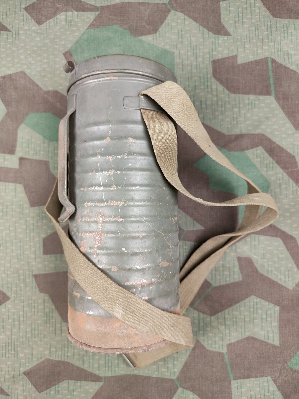 Schweizer Armee Uniformen: Behälter für C-Maske – Gebraucht aus Bauma von SwissMilitaria 1