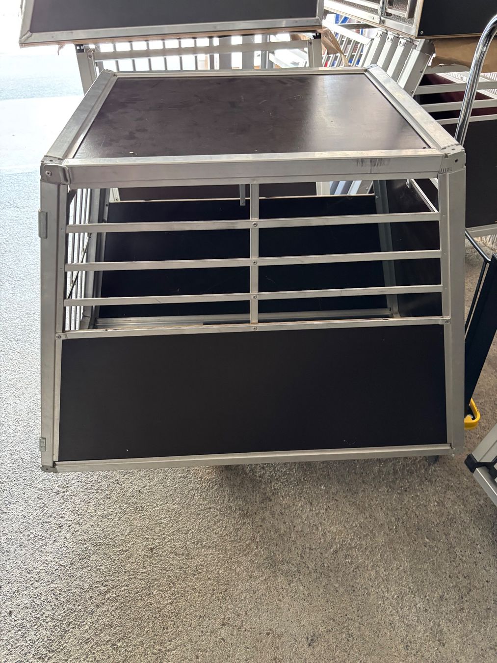 Niches, paniers: Hundebox Hundetransportbox ab CHF 1.- – D'occasion à Winterthur par sutti02 1