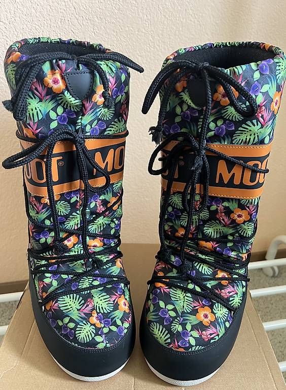 Damenschuhe: Moon Boot floral bunt Gr. 39-41 – Gebraucht aus Bern von Happyturtle