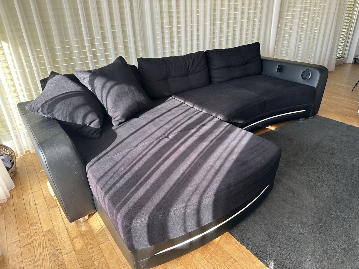 Conforama Divani: Schwarzes Stoffsofa – Usato da Luzern venduto da marbrzo 2