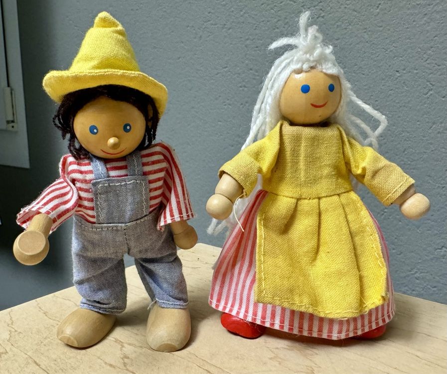 LYPPUL Puppenhaus Figuren Set - 11-teilige Puppenfamilie Mit Hunden & Beweglichen Gliedern