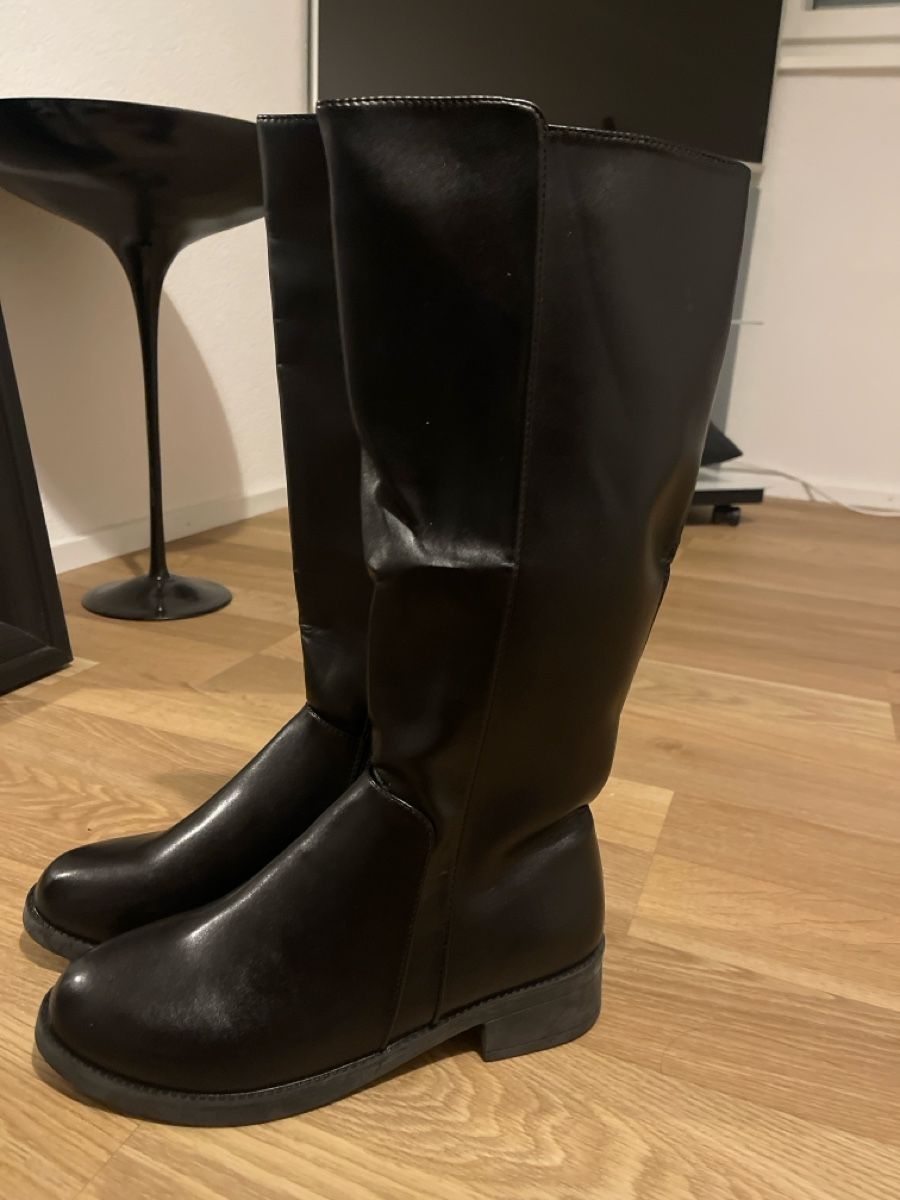 Scarpe da donna: Schwarze Winterstiefel, Grösse 41 – Nuovo (secondo la descrizione) da Düdingen venduto da sahli89