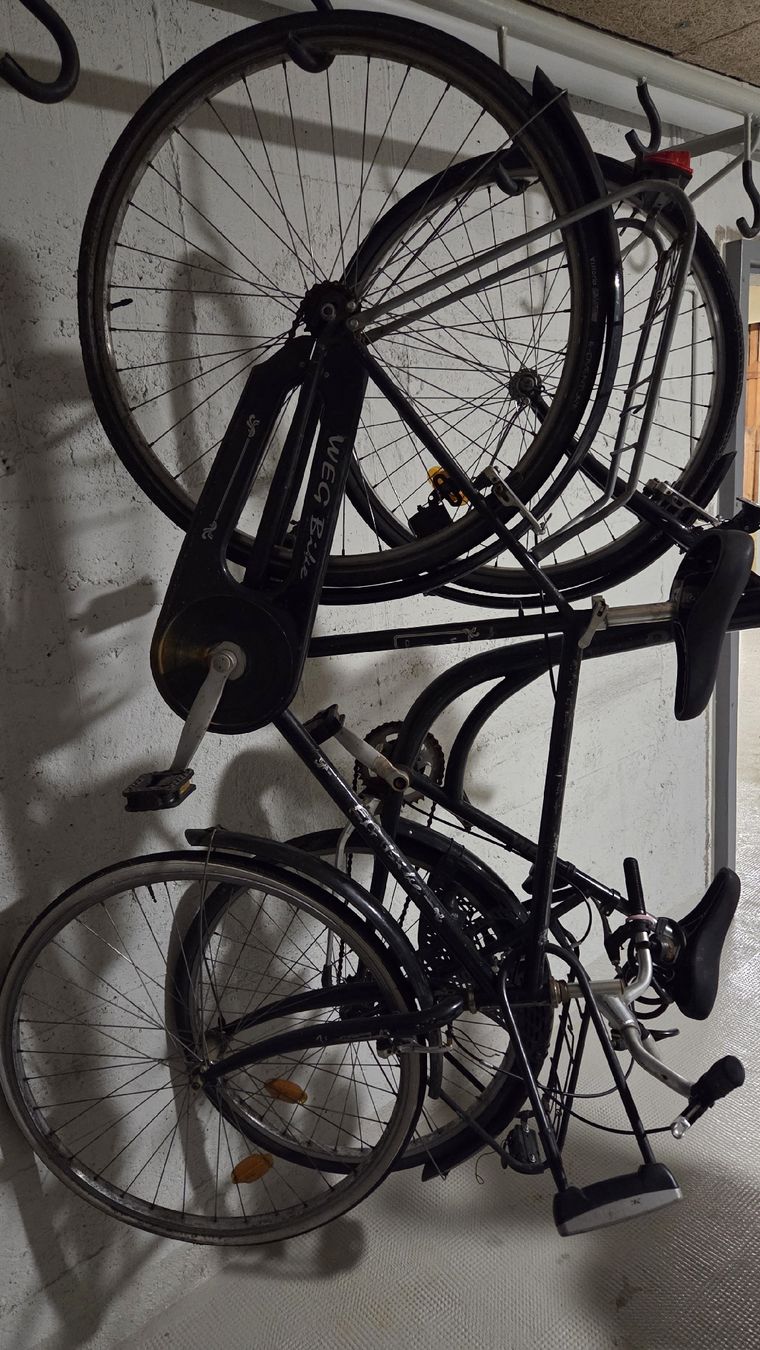 Biciclette: 2 Bici da città , nera da riparare – Difettoso da Genève venduto da sav_qn6r 3